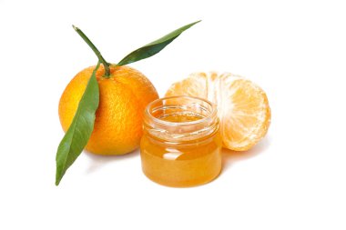 Mandalina, yeşil yapraklı ve beyaz arka planda reçelli.