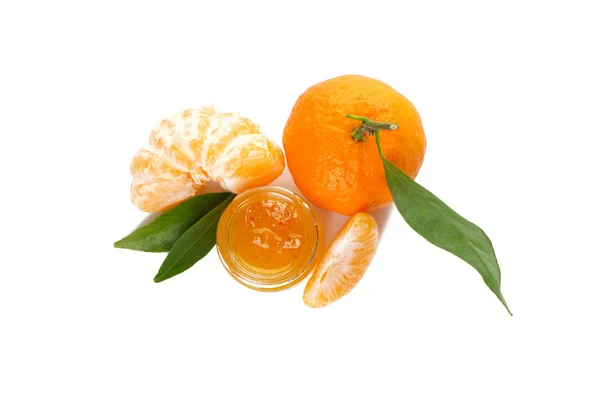 Mandarinen isoliert mit grünen Blättern mit Marmelade auf weißem Hintergrund flach liegen. — Stockfoto