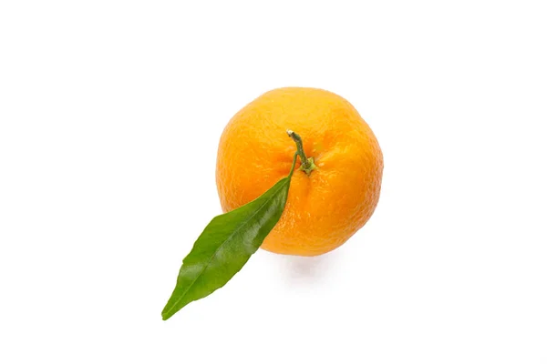 Flache Mandarine mit Blatt isoliert auf weißem Hintergrund Nahaufnahme. — Stockfoto
