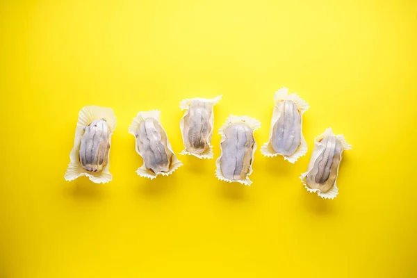 Eclairs em um fundo amarelo flat lay. Sobremesa francesa. Home Eclairs . — Fotografia de Stock