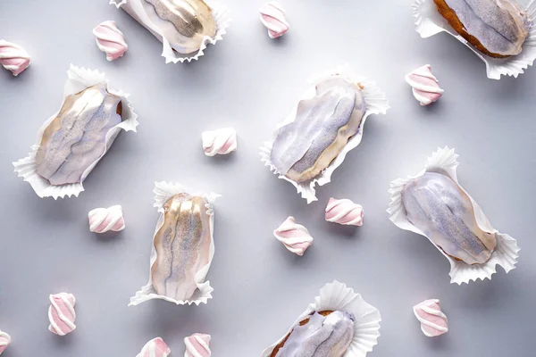 Eclairs com marshmallows em um fundo cinza flat lay. Sobremesa francesa . — Fotografia de Stock