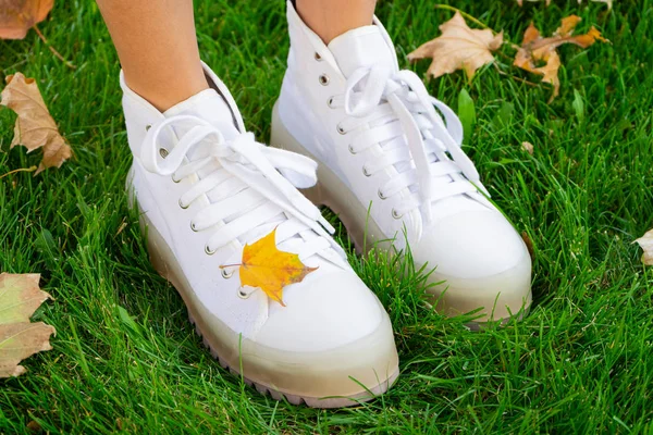Pernas de uma rapariga de botas brancas. Parque do Outono . — Fotografia de Stock