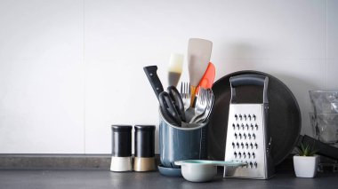 Mutfağın arka planında mutfak gereçleri, metin için yer.