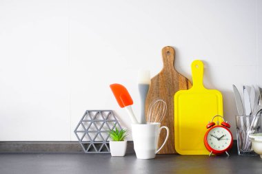 Mutfağın arka planında mutfak aletleri var. Mutfak arka planı. Metin için yer.