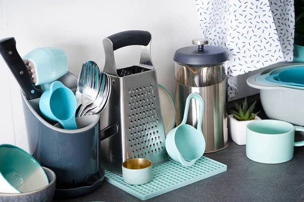 Mutfağın arka planında mutfak aletleri var. Yakın plan..