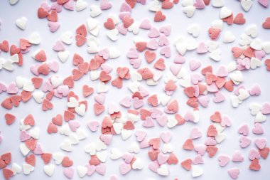 Beyaz arka planda tatlı kalpler. Sevgililer Günü. Aşk konsepti.