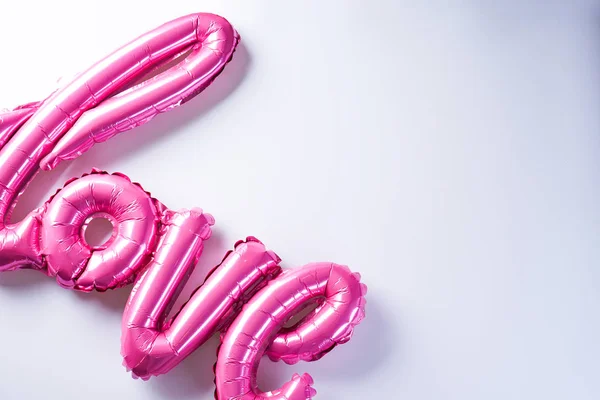 Ballons roses en forme de mot "Amour" avec place pour le texte, pose plate. Saint-Valentin. Concept d'amour. Vacances . — Photo