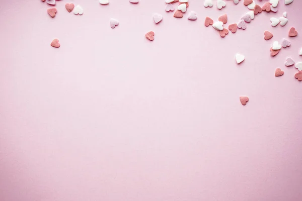Srdce na růžovém pozadí, s prostorem pro text. Valentýn. Milostný nápad. Pozadí dne matek. — Stock fotografie