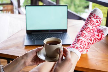 İş yerinde dinlenin. İş gezisindeki kadın, mesaj atmak için yer..