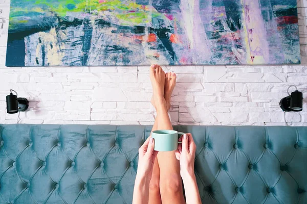 Hands of a young woman holding a cup in bed. Morning concept. — Stock Photo, Image