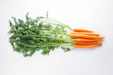 Beyaz arka plan üzerinde olgunlaşmış taze havuç ile düz yatıyordu kompozisyon