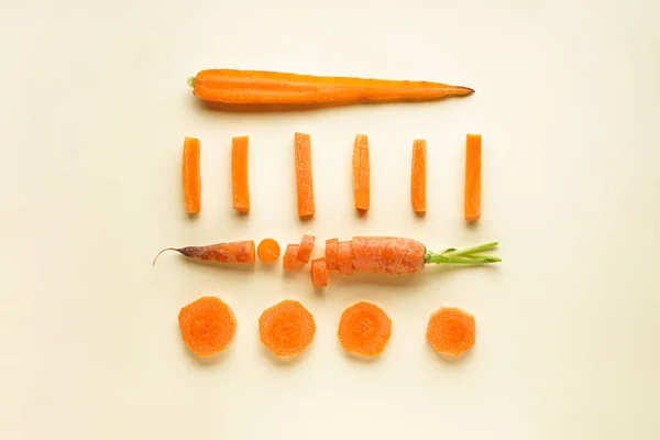 Composición Plana Con Zanahorias Frescas Maduras Sobre Fondo Amarillo —  Fotos de Stock