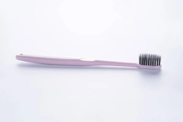 Pinkfarbene Zahnbürste Mit Schwarzen Borsten Auf Weißem Hintergrund Isoliert — Stockfoto