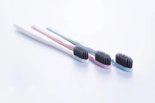 Escovas Dentes Multicoloridas Com Cerdas Pretas Fundo Branco Isoladas — Fotografia de Stock
