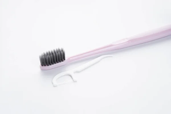 Розовая Зубная Щетка Белой Зубочисткой Зубной Нитью Белом Фоне — стоковое фото