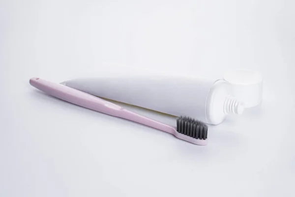 Rosafarbene Zahnbürste Mit Weißem Zahnstocher Und Zahnseide Auf Weißem Hintergrund — Stockfoto