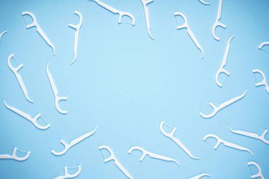 Mavi arkaplan üzerinde kürdan metin için boşluk, düz konum