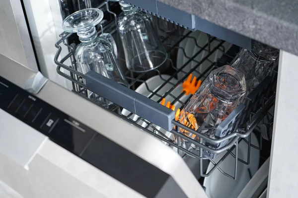 Чистые Белые Тарелки Посудомоечной Машине Крупным Планом Посудомоечная Машина — стоковое фото