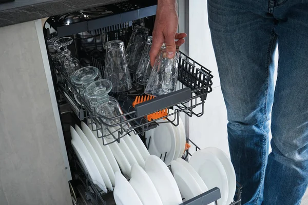 Выгружаю Посудомоечную Машину Мужские Руки Посудомоечная Машина — стоковое фото