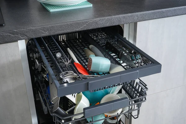 Посудомоечная Машина Открытая Загруженная Посудой Кухне После Мытья Крупным Планом — стоковое фото