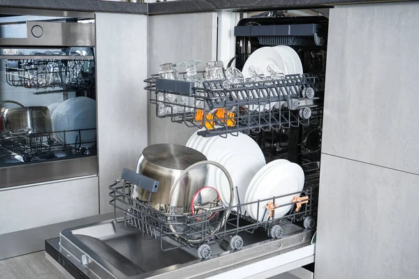 Мыть Посуду Посудомоечной Машине Кухне После Мытья — стоковое фото