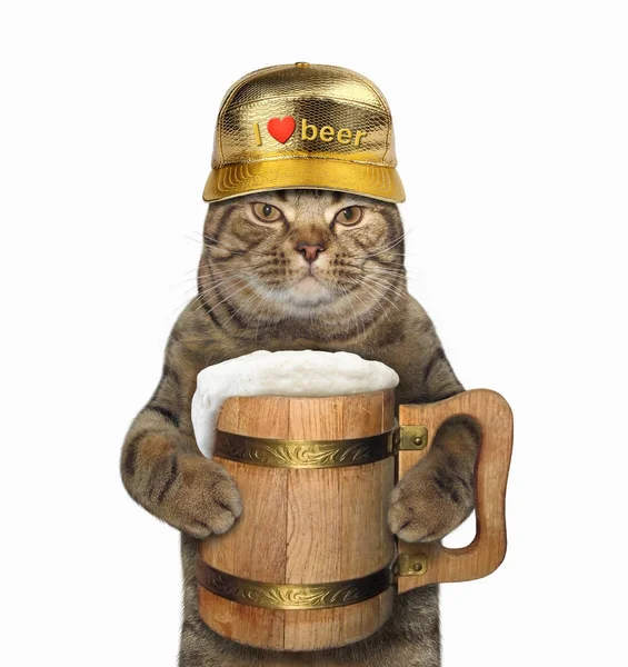 Gato con una taza de cerveza de madera 2 — Foto de Stock