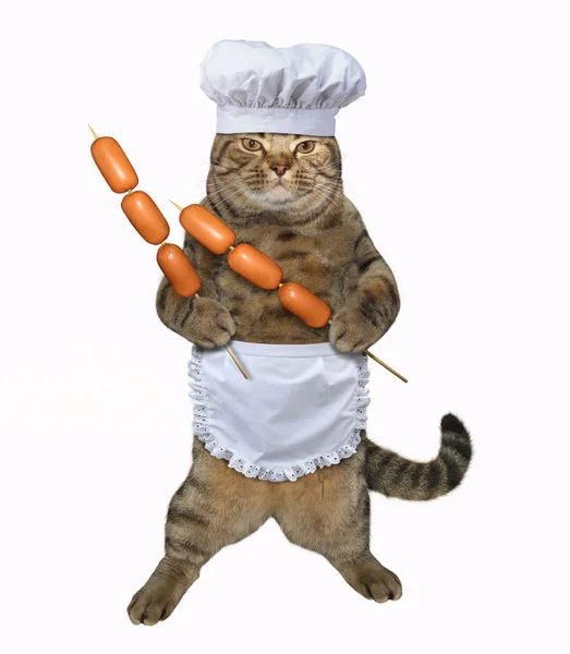 Cozinhe o gato com linguiças em espetos — Fotografia de Stock