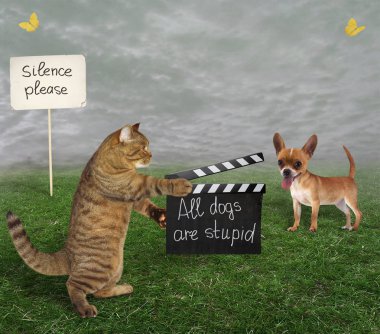 Fıçı tahtası ve köpek ile kedi