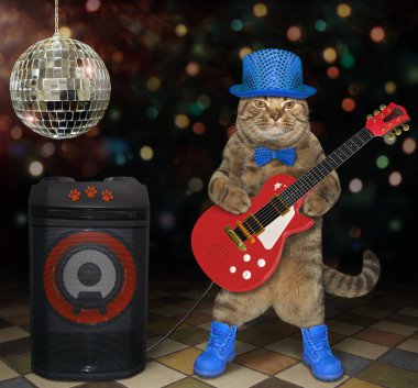 Cat Kulüp 2 'de elektro gitar çalıyor.