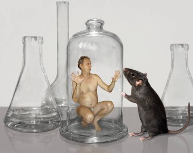 Fare cam kavanozdaki adamı muayene eder.