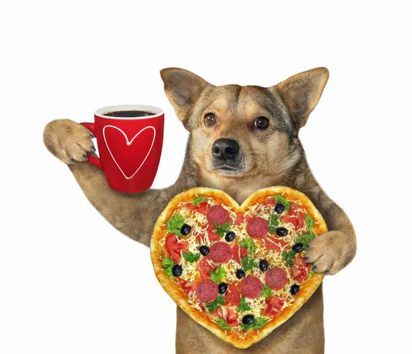 Hond met hartvormige pizza 3 — Stockfoto