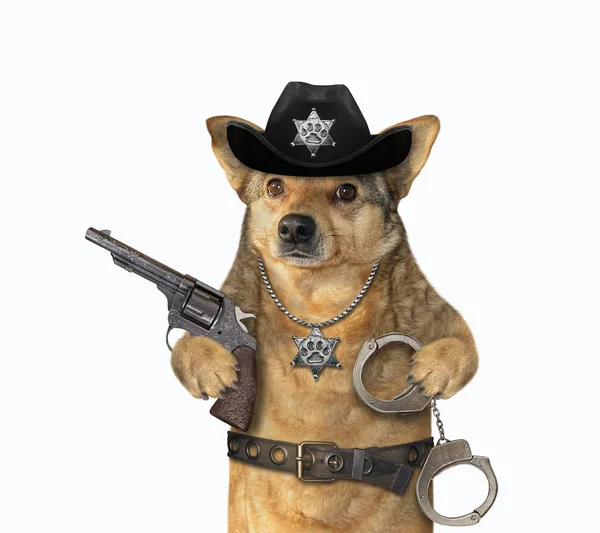 Собачий коп с револьвером и наручниками — стоковое фото