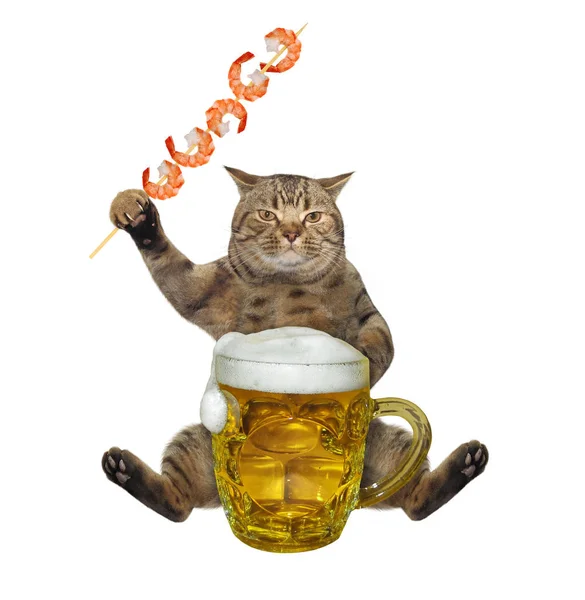 Μπεζ Γάτα Τρώει Μια Ψητή Γαρίδα Σουβλάκι Και Πίνει Μπύρα — Φωτογραφία Αρχείου