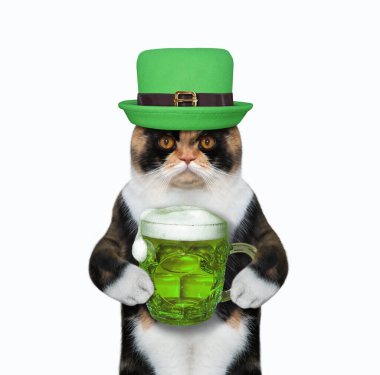 Şapkalı çok renkli kedi yeşil bira içiyor. Aziz Patrick gününü kutluyor. Beyaz arka plan. İzole edilmiş.