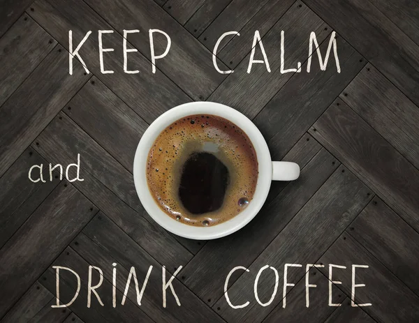 Csésze Fekete Kávé Fapadlón Van Felirattal Nyugodjon Meg Igyon Kávét — Stock Fotó