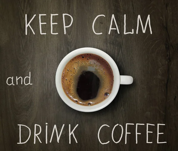 Чашка Черного Кофе Деревянном Столе Надписью Сохранить Спокойствие Пить Кофе — стоковое фото