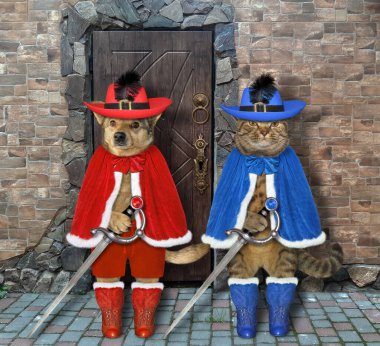 Silahşör üniformalı bej kedi ve köpek eski bir kalenin kapısını koruyorlar..