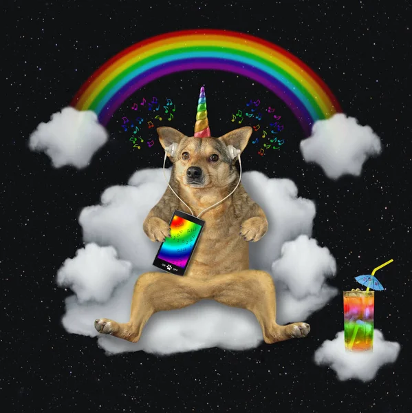 Licorne Beige Chien Écoute Musique Smartphone Sur Canapé Nuage Sous — Photo