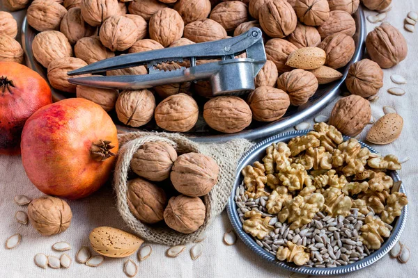 Een verscheidenheid van noten en granaatappel. — Stockfoto