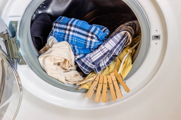 Одежда внутри стиральной машины снята крупным планом . — стоковое фото