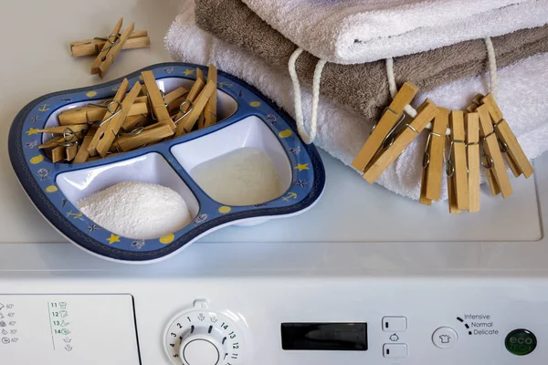 Çamaşır makinesi temiz havlu, clothespins dönüştürün ve deterjanlar vardır. — Stok fotoğraf