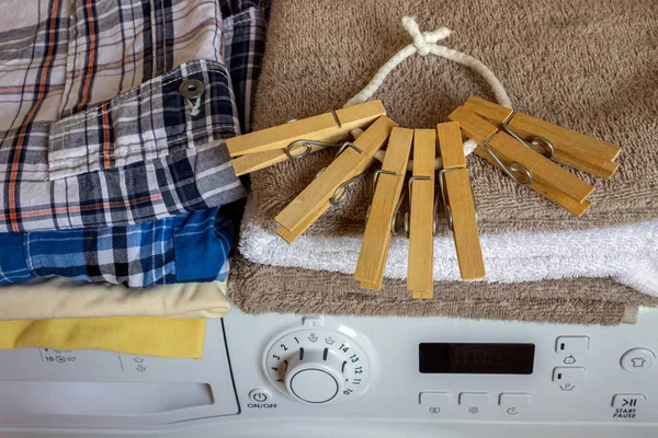 A mosógép van tiszta törölközőt, clothespins és tisztítószerek. — Stock Fotó