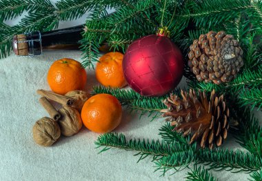 tatil kavramı: koniler, mandalina, şampanya şişesi, baharat ve kırmızı topları.