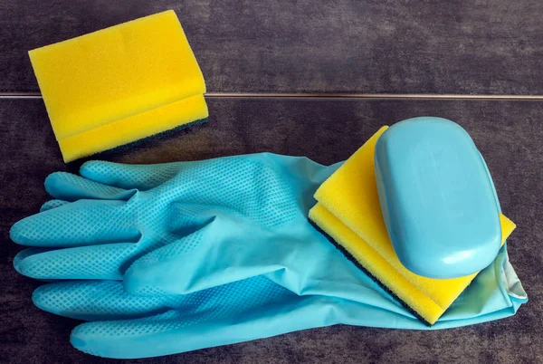 Guantes de goma y esponjas de celulosa listos para tareas de limpieza domésticas . — Foto de Stock