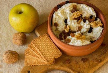 Kuru üzüm ve fındık bir seramik kase ile taze peynir. 