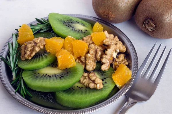 Verse kiwi fruit met walnoten en honing. — Stockfoto