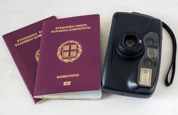 Dos pasaportes y una cámara. Concepto - preparación para el viaje . — Foto de Stock