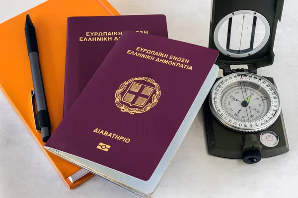 Δύο διαβατήρια, μια πυξίδα και ένα πορτοκαλί μαξιλάρι. Έννοια - προετοιμασία για το ταξίδι — Φωτογραφία Αρχείου