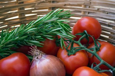 Domates, soğan ve biberiye hasır sepet içinde dal. 