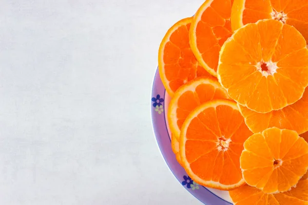 Leuchtend saftige Orangenscheiben auf einem Teller. — Stockfoto